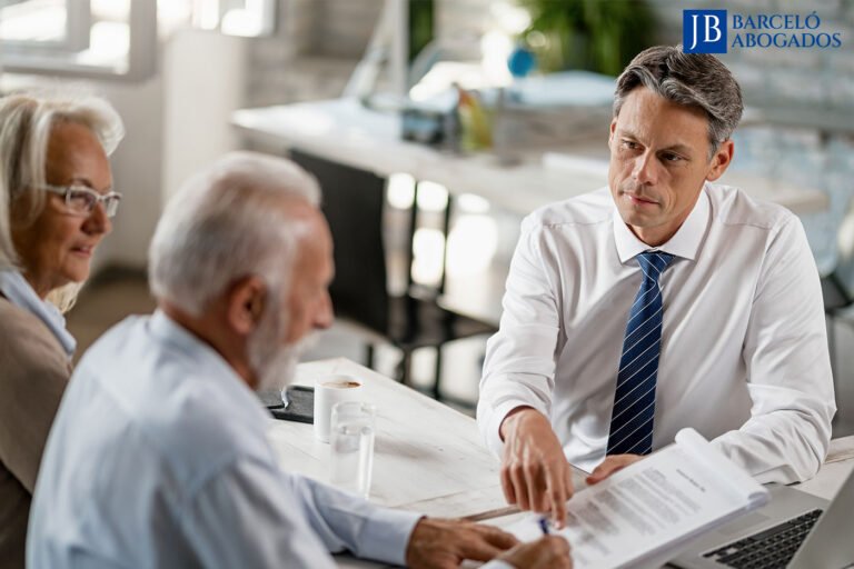 Cuánto cobra un abogado por llevar a cabo una sucesión en Argentina 19 abogado asesorando sobre herencia en oficina