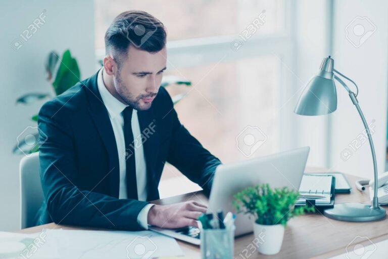 Cómo encontrar abogados según su nombre y apellido en Argentina 13 abogado buscando informacion en computadora