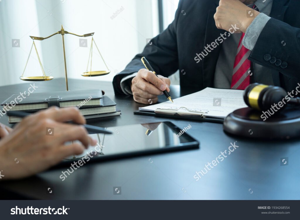 Se Puede Ser Abogado y Corredor Inmobiliario al Mismo Tiempo