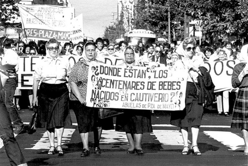 abuelas de plaza de mayo marchando juntas