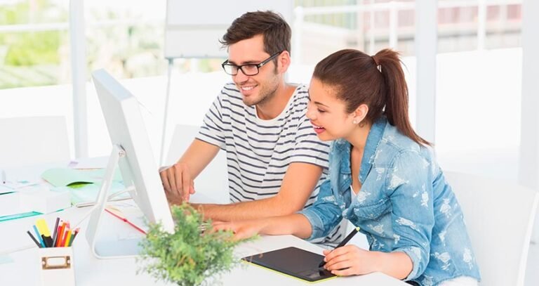 adultos estudiando en un entorno virtual