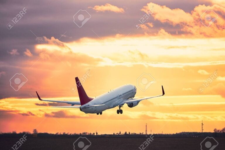 aeropuerto con aviones despegando al amanecer
