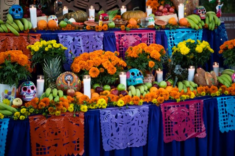 Qué tradiciones y costumbres se celebran en el Día de los Fieles Difuntos en Argentina 24 altares decorados para el dia de muertos