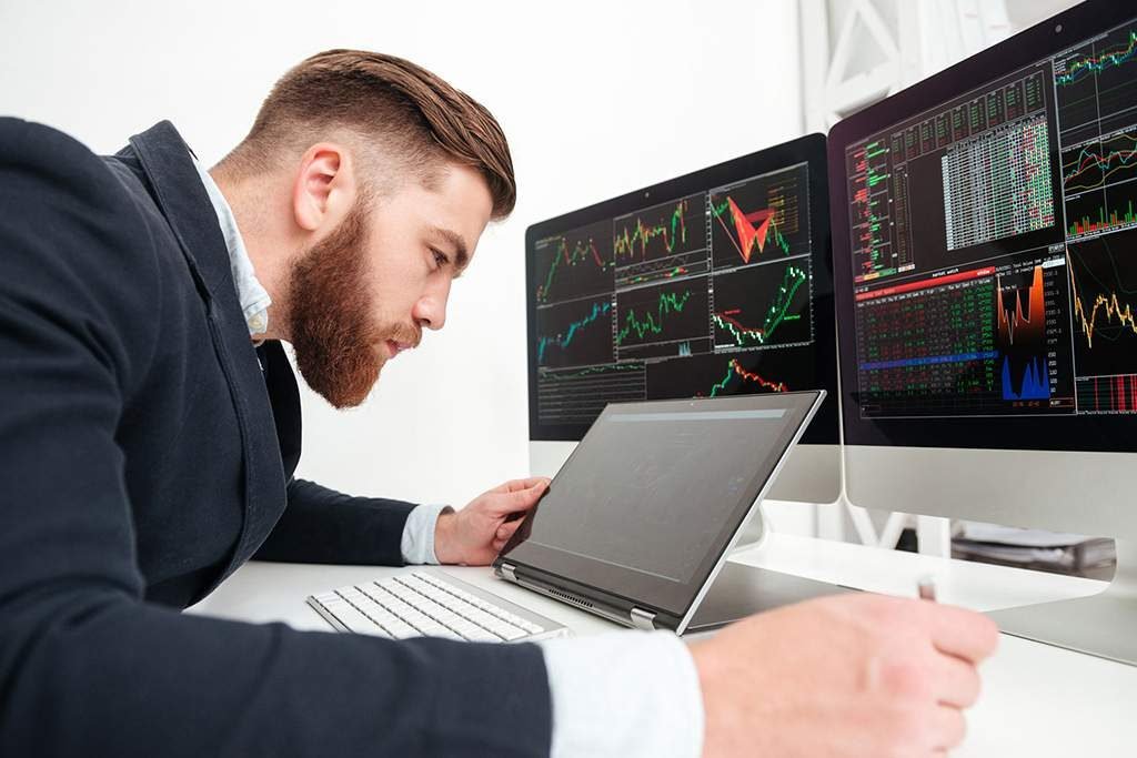 Qué funciones realiza un analista en sistemas en una empresa