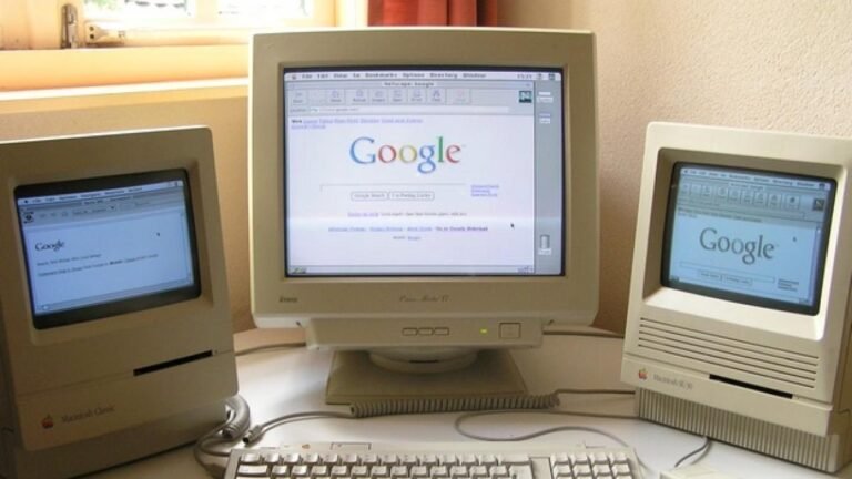 antigua computadora conectada a internet