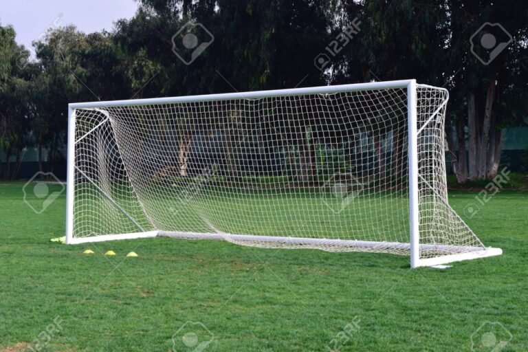 Cuánto miden los arcos de fútbol reglamentarios en el deporte 14 arco de futbol en un campo verde