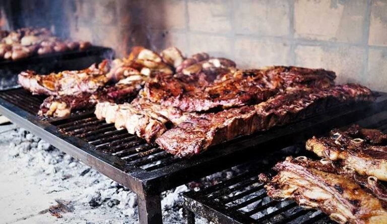 Cuáles son las comidas típicas para el Día de la Tradición en Argentina 13 asado argentino en una parrilla tradicional