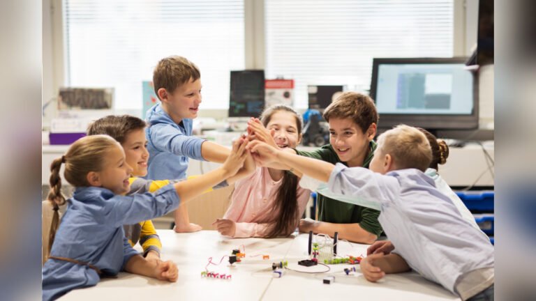 Qué escuela privada de psicología social es la mejor para estudiar 2 aula de clases con estudiantes colaborando