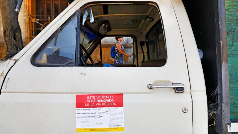 Cómo puedo saber si un auto está dado de baja en Argentina 19 auto abandonado en un entorno urbano