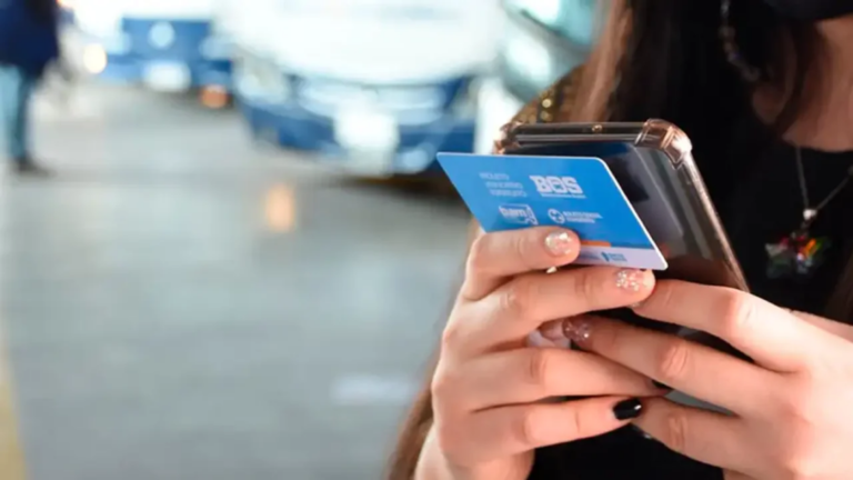 auto con tarjeta azul en mano