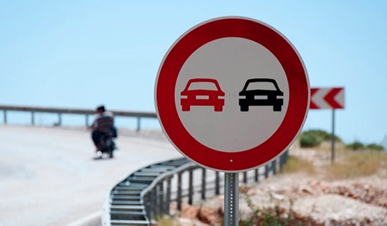 Qué incluye el curso de seguridad vial del gobierno para conducir autos 28 auto en una carretera con senalizacion