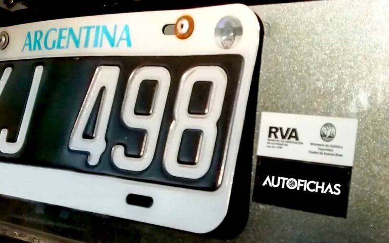 El dominio de un auto es lo mismo que la patente en Argentina 18 auto estacionado con placa de patente argentina