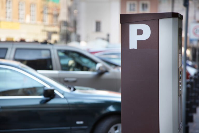 Cómo puedo consultar las multas de un auto en Argentina 11 auto estacionado junto a un parquimetro