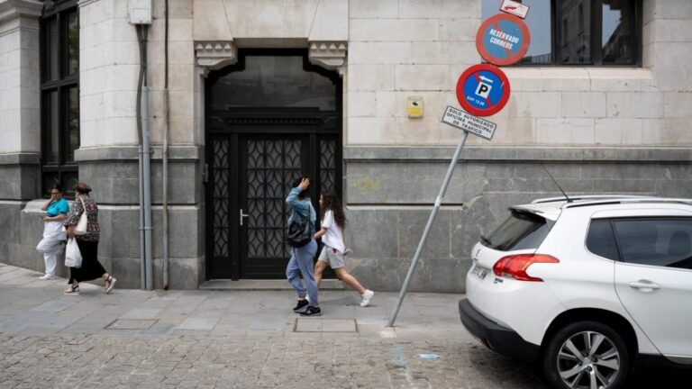 auto frente a una oficina de trafico