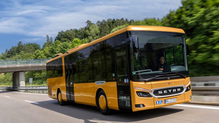 autobus moderno en carretera abierta