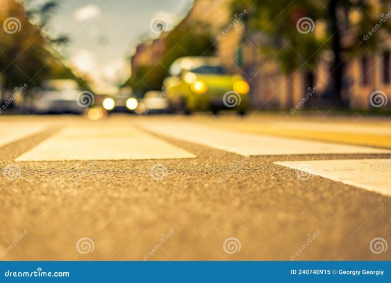 automovil en una calle urbana despejada