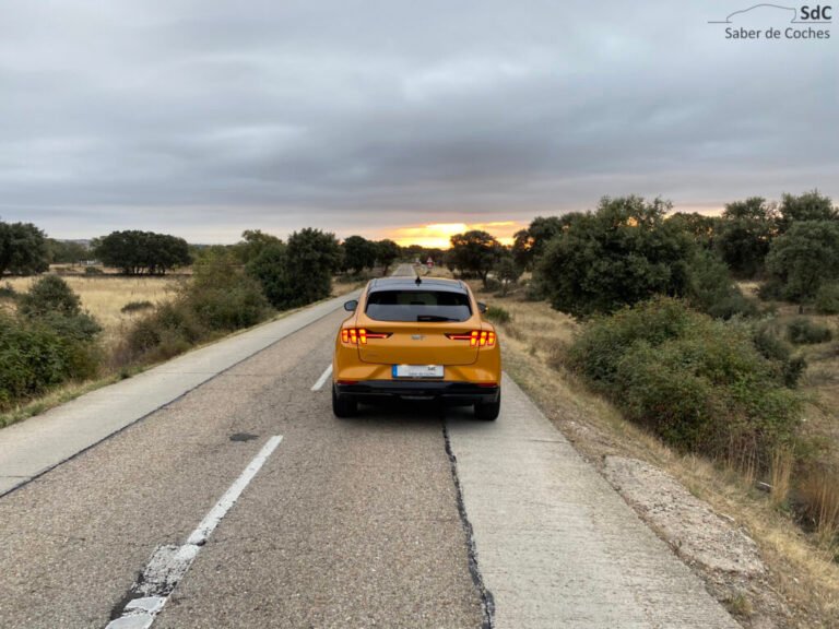 automovil en una carretera abierta y despejada