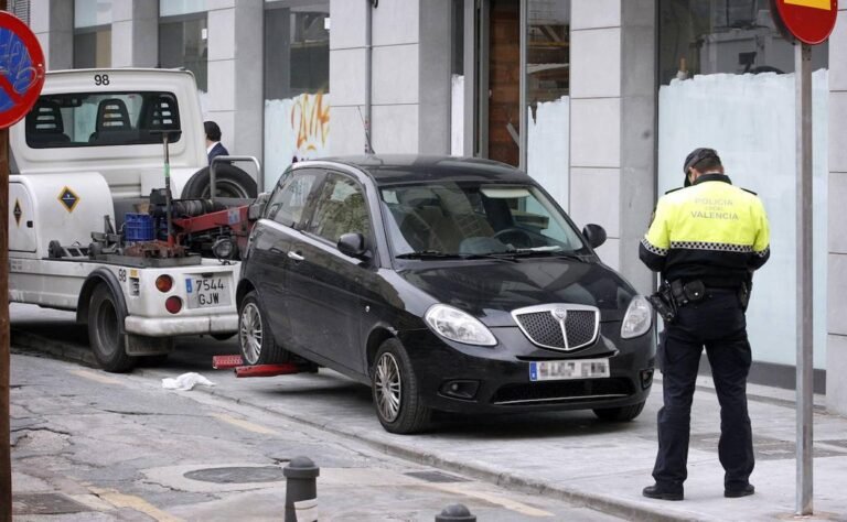 automovil estacionado con senal de multa
