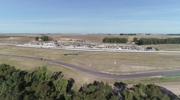 autos en una carretera de bahia blanca