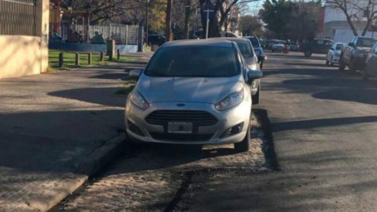 autos estacionados en una calle argentina