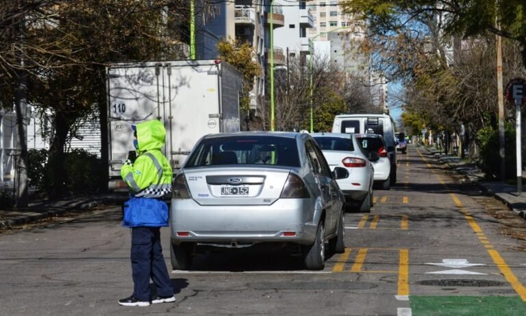 Qué opciones de seguros para autos hay en Bahía Blanca 2 autos estacionados en una calle de bahia blanca