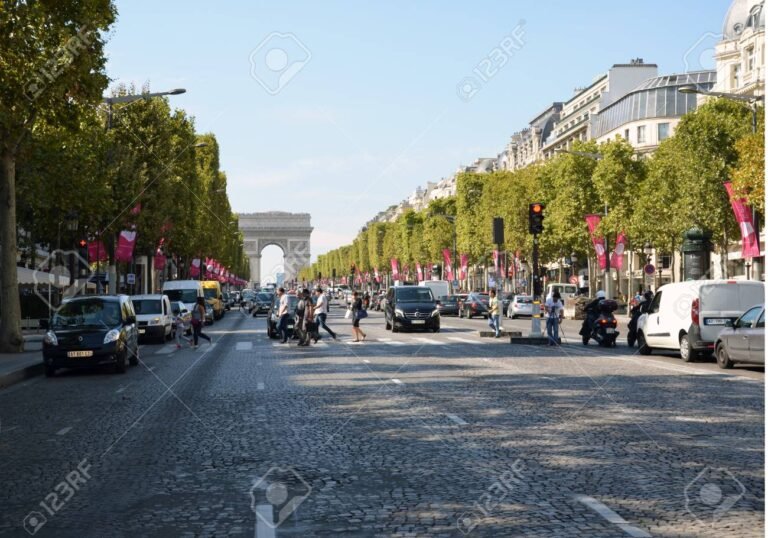 avenida bulliciosa con tiendas y cafes