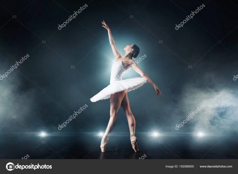 Qué fechas tiene "El lago de los cisnes" en el Teatro Colón 13 bailarines de ballet en un escenario elegante