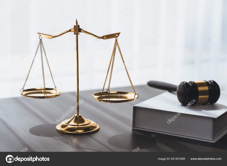 Cuáles son los principios fundamentales del derecho laboral argentino 2 balanza de justicia sobre documentos laborales