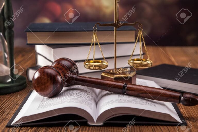 Cuándo se consideran firmes los honorarios regulados judicialmente 10 balanza de la justicia con documentos legales