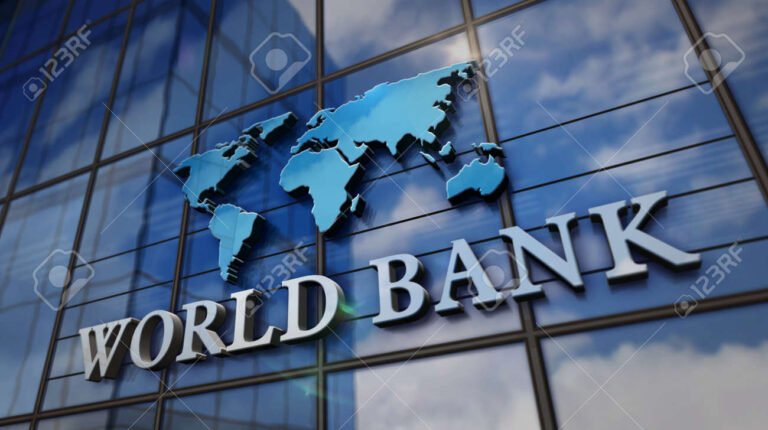 banco con edificio moderno y dinero