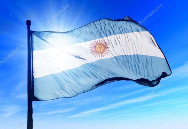 bandera argentina ondeando en el viento