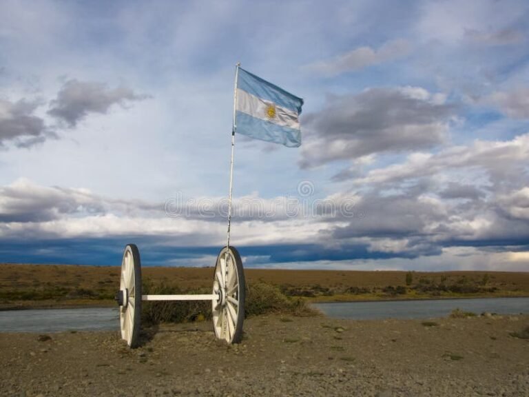 Cuál es la historia y origen del himno nacional argentino 10 bandera argentina ondeando en un paisaje