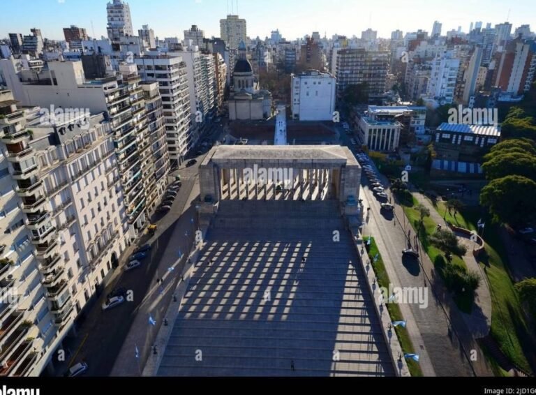 bandera argentina ondeando en un paisaje historico