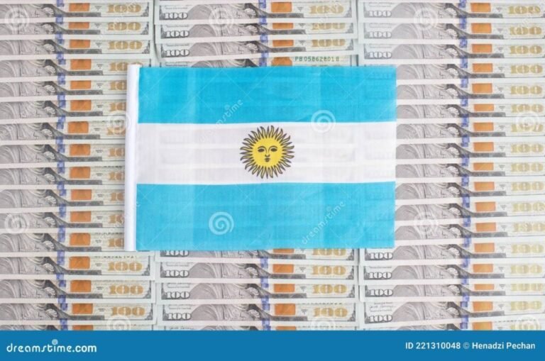 billetes de dolar sobre un fondo argentino