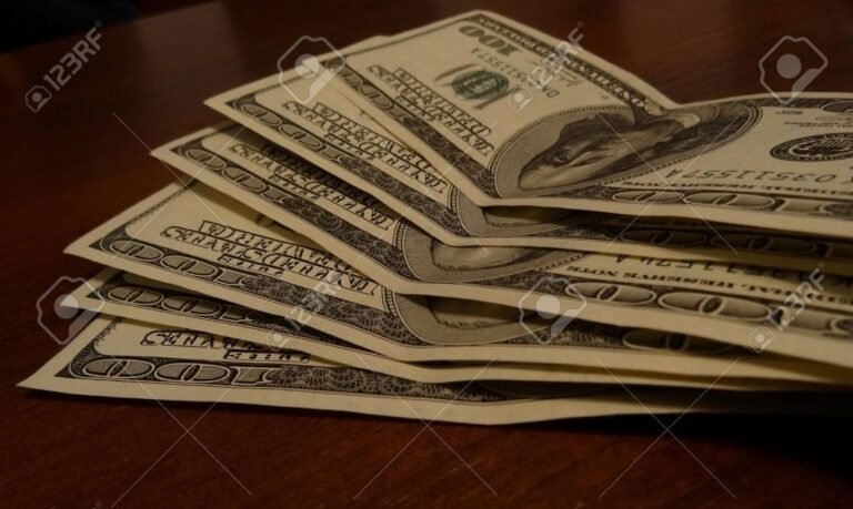billetes de dolar sobre una mesa bancaria