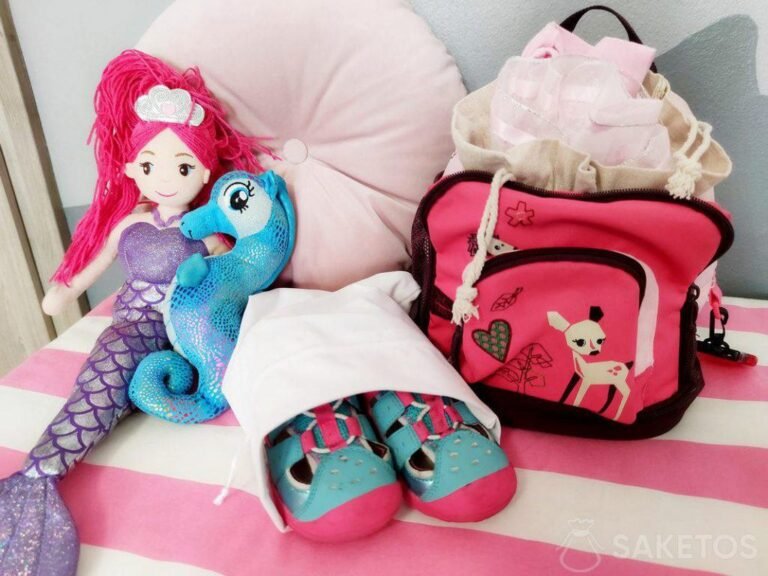 bolsos coloridos para bebes en una guarderia