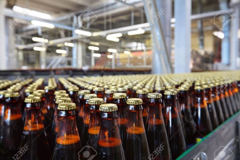 botellas de cerveza en una fabrica