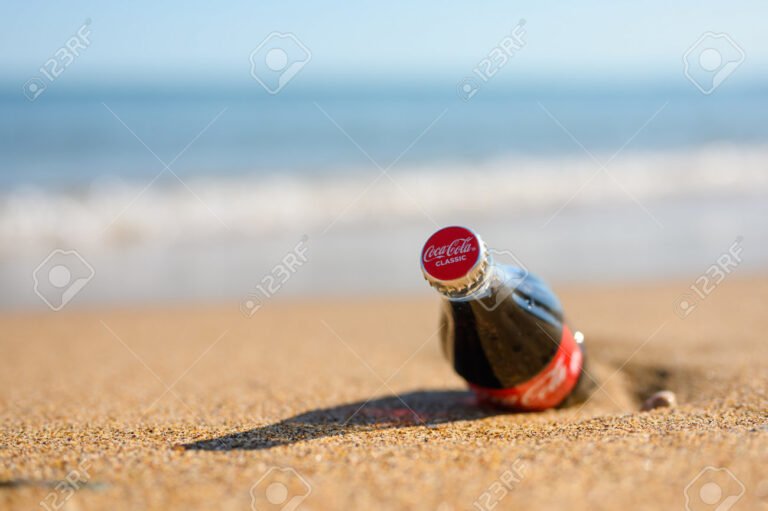 botellas de coca cola en una playa