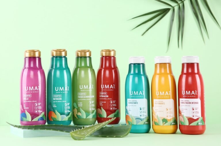 botellas de shampoo y acondicionador en naturaleza