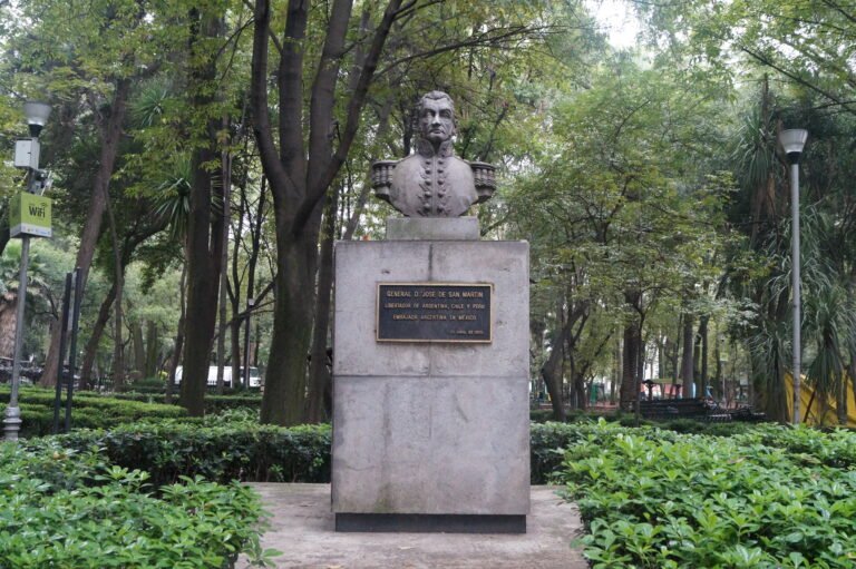 busto de san martin en un parque