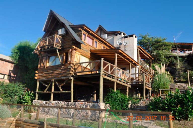 Qué servicios ofrecen las cabañas Las Tinajas en Villa Carlos Paz 18 cabanas rodeadas de naturaleza en villa carlos paz