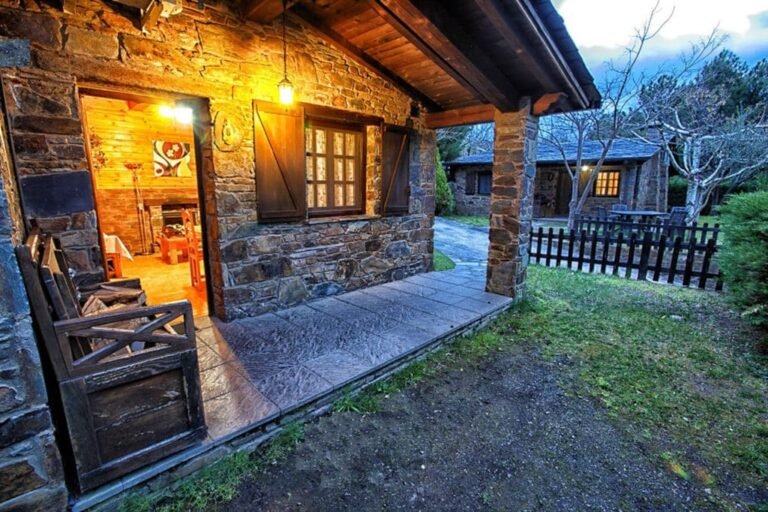 cabanas rusticas junto al rio tranquilo