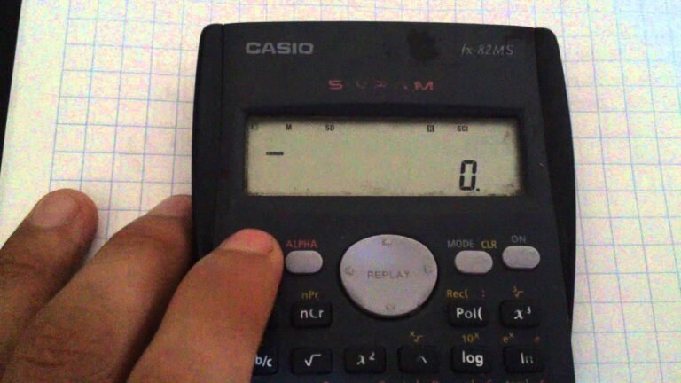 calculadora cientifica con pantalla encendida