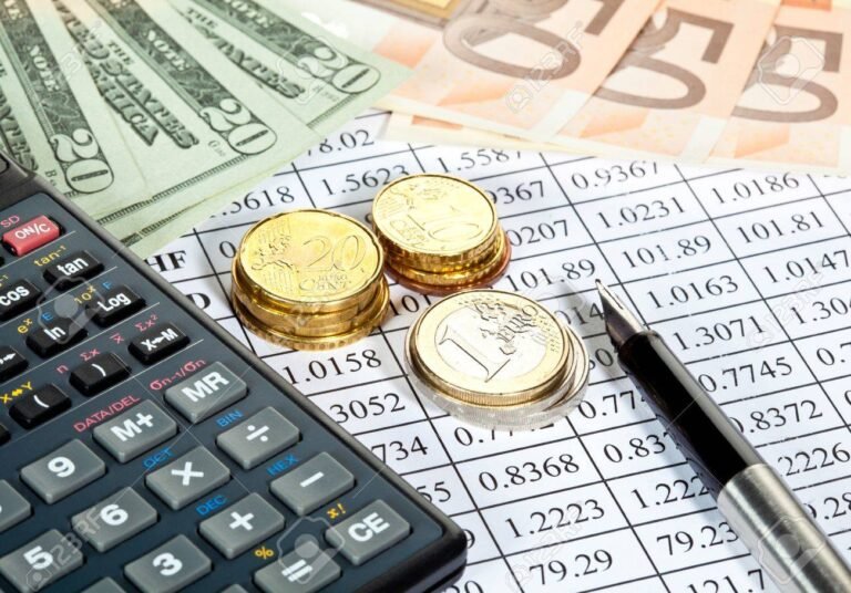 calculadora financiera con billetes y monedas