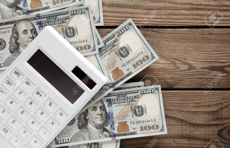 Cuánto debo pagar en cuotas por los créditos de ANSES 6 calculadora y billetes sobre una mesa 3