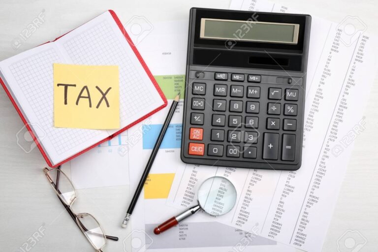 calculadora y documentos fiscales en una mesa