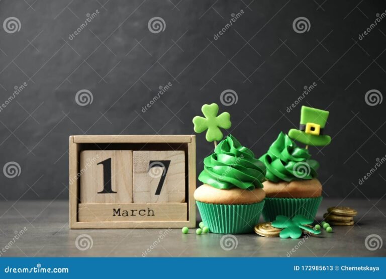 Cuáles son la fecha y el lugar de cobro de mi beneficio 12 calendario y monedas sobre una mesa