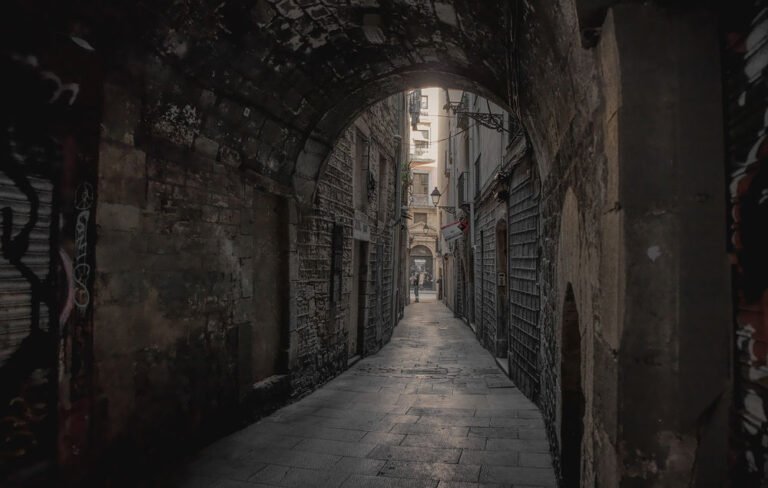 Qué sucede en "Octubre, un crimen" - Resumen y análisis de la trama 25 calle oscura con ambiente de misterio