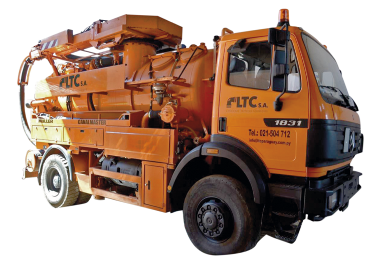 camion cisterna desaguando un pozo ciego