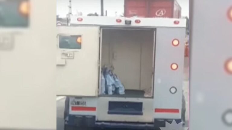 Por qué los camiones de caudales llevan la puerta abierta 9 camion de caudales con puerta abierta